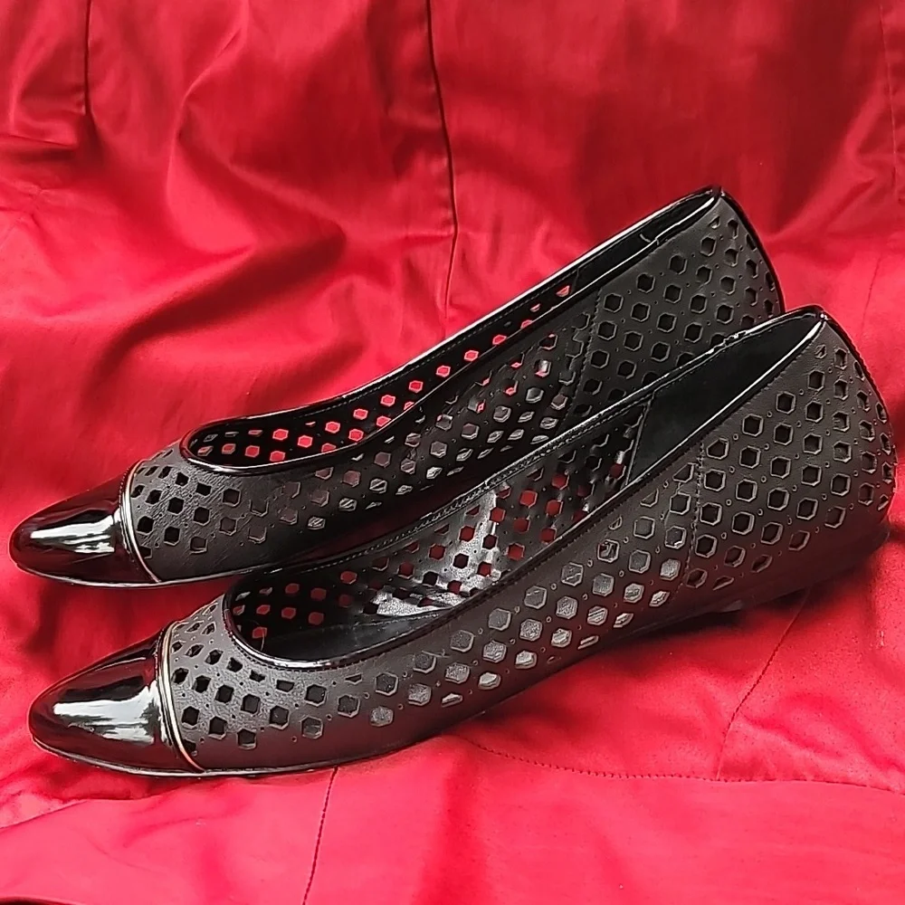 CALVIN KLEIN Elaine black patent ballerina flats 9W